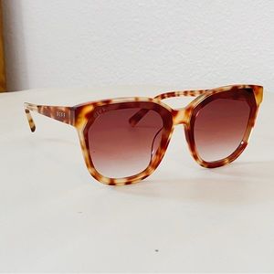 Diff Women's Gia Tortoise Round Sunglasses
